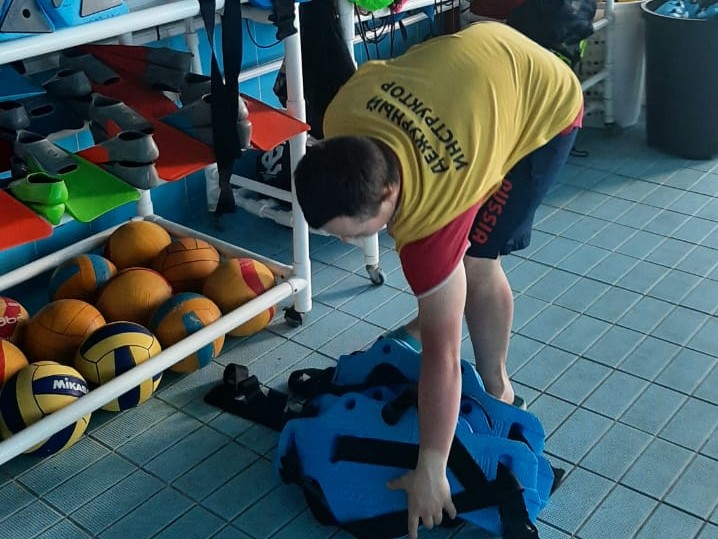 Особенный помощник инструктор по плаванию в фитнес-клубе «Магис-спорт»