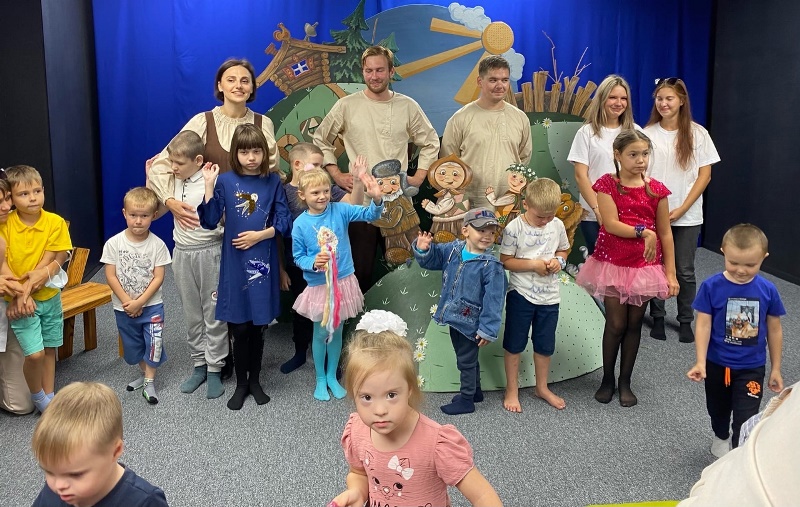 116 детей с особенностями и их родители стали зрителями спектаклей в кукольном театре «Сказка»