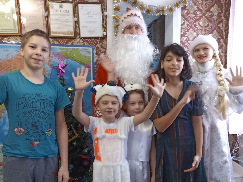 Дед Мороз и Снегурочка поздравили детей с Новым годом