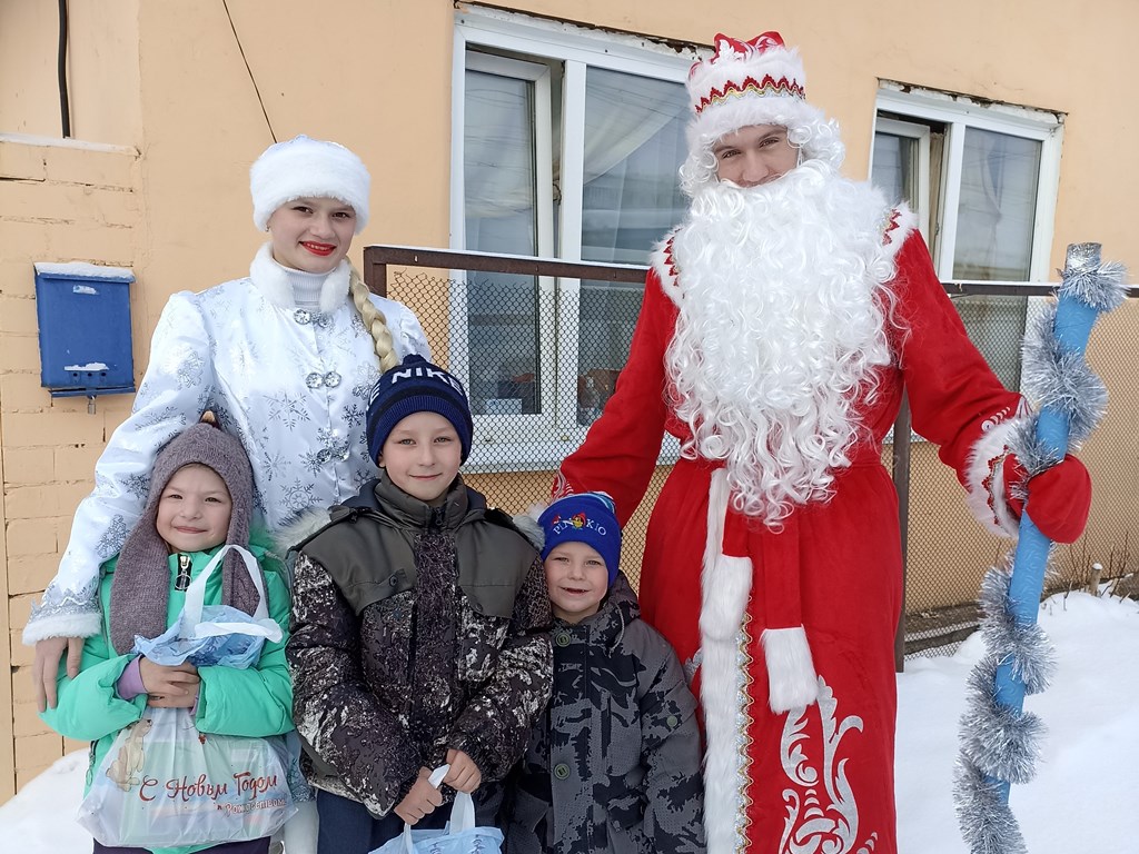 Дед Мороз и Снегурочка поздравили детей с Новым годом