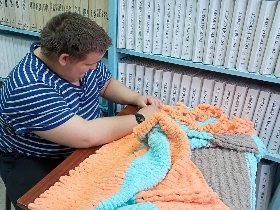 В Рубцовской специальной библиотеке для незрячих и слабовидящих работает кружок творчества «Азбука Мастерства»