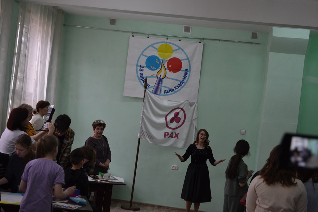 Акция коллективных рисунков «Вместе мы строим мир» прошла в Бийской детской художественной школе