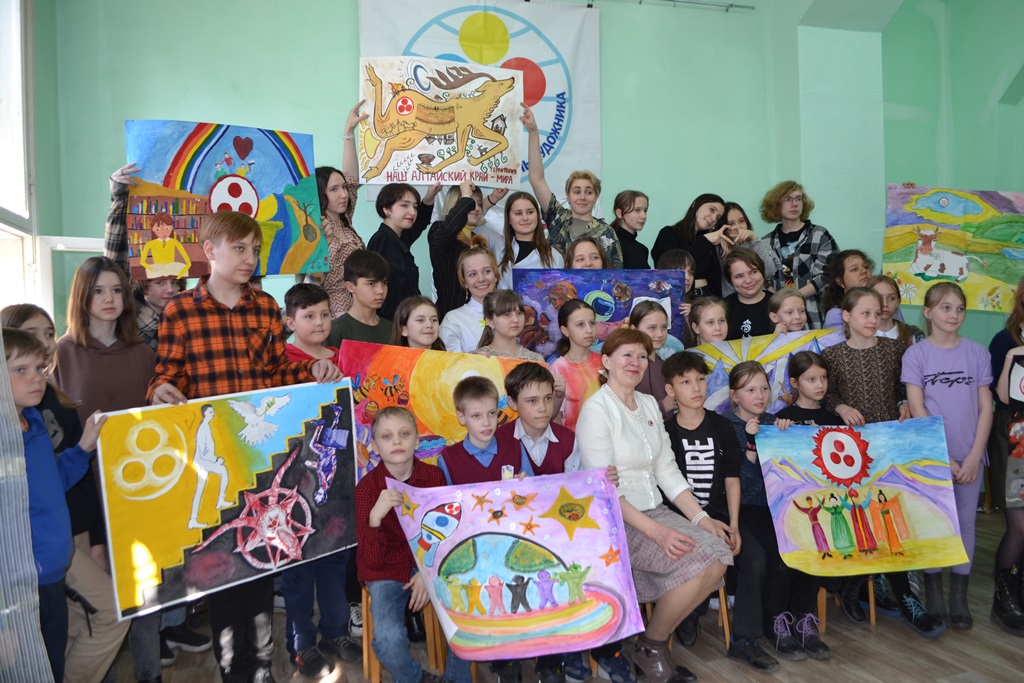 Акция коллективных рисунков «Вместе мы строим мир» прошла в Бийской детской художественной школе
