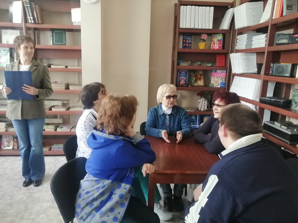 Участники Рубцовской МО ВОС погрузились в мир знаний на интеллектуальной игре "Брейн Ринг" в Рубцовской специальной библиотеке