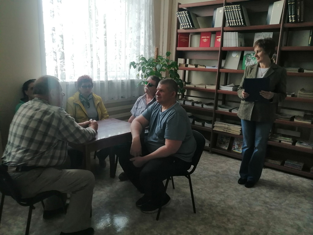 Участники Рубцовской МО ВОС погрузились в мир знаний на интеллектуальной игре "Брейн Ринг" в Рубцовской специальной библиотеке
