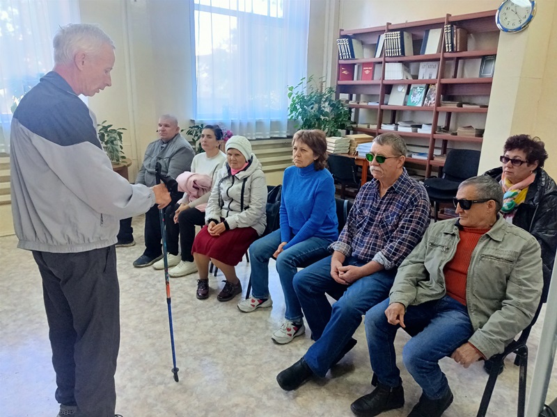 Мастер-класс по скандинавской ходьбе для незрячих и слабовидящих читателей Специальной библиотеки в Рубцовске