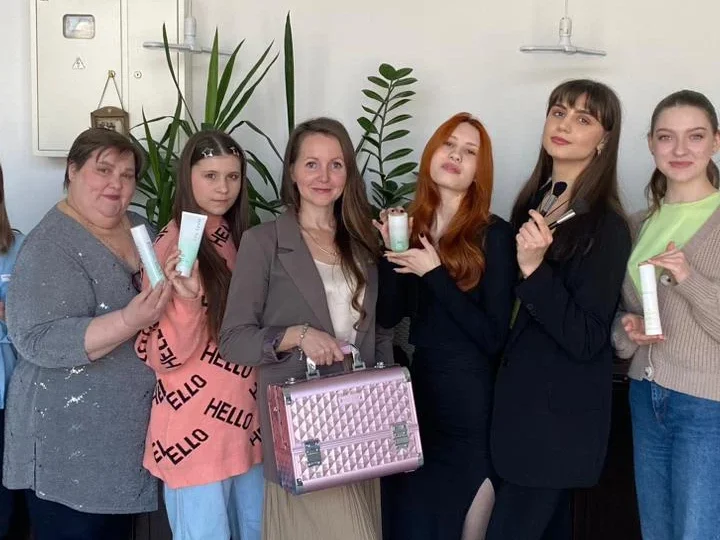 Раскрытие красоты и уверенности: мастер-класс по макияжу в клубе "Ласточка-Барнаул"