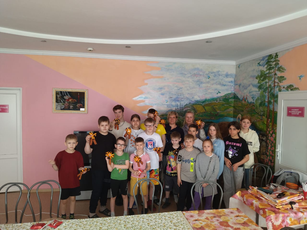 Мастер-класс по изготовлению символов Победы для воспитанников Барнаульского центра помощи детям