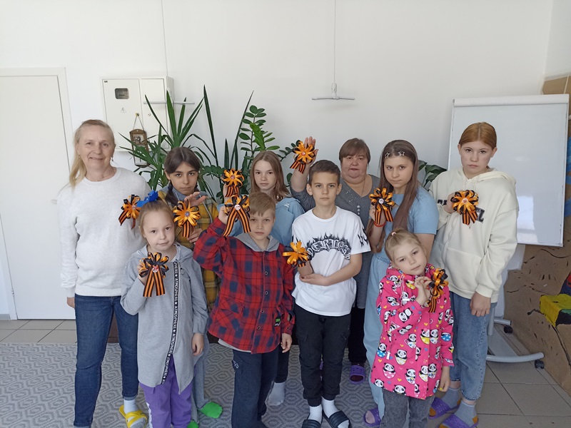Дети клуба «Добродея» изготовили нагрудные значки в честь Дня Победы