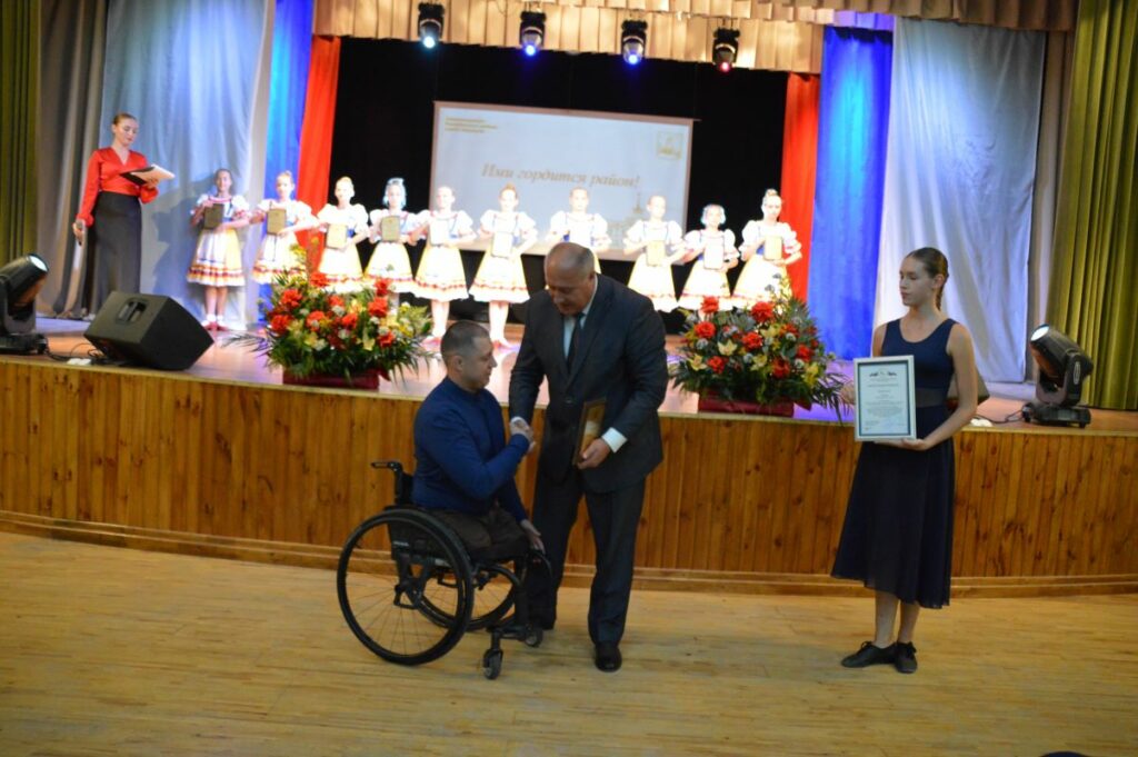 Почёт и признание: тренер по бочча А. О. Аксенов — на Доске Почёта Октябрьского района