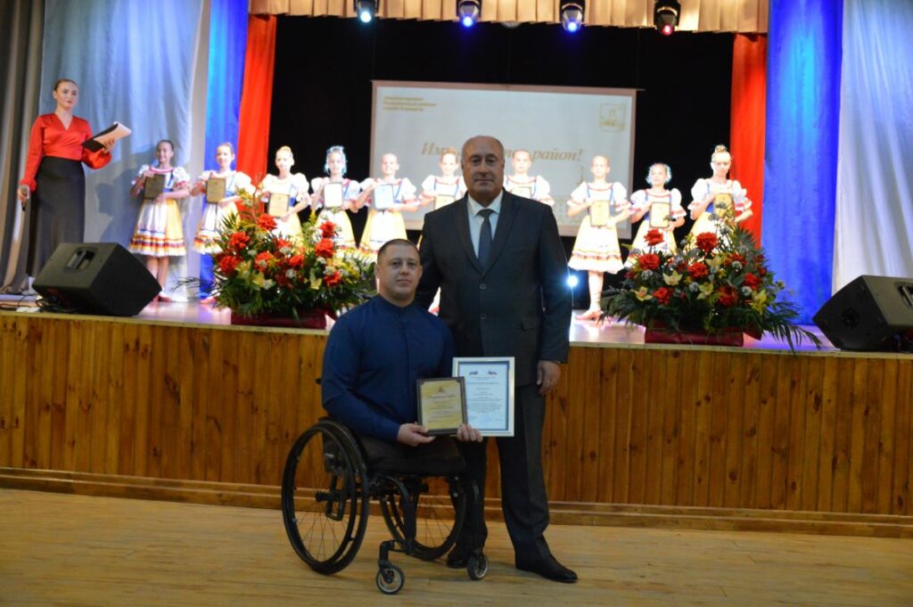 Почёт и признание: тренер по бочча А. О. Аксенов — на Доске Почёта Октябрьского района