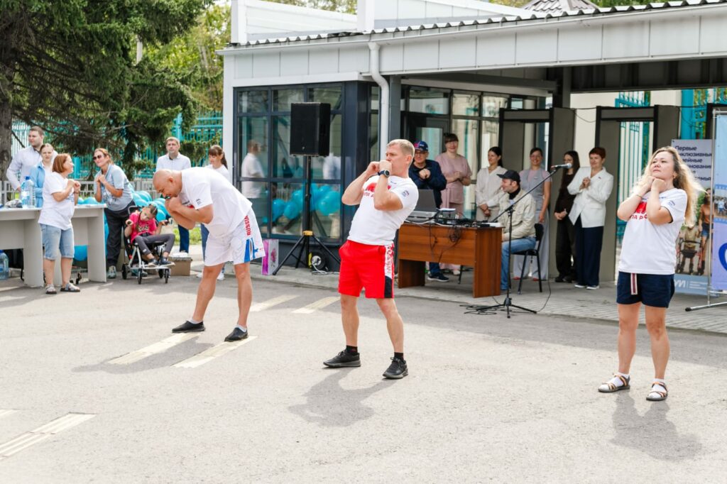 «Особенные спортсмены: в Бийске прошли первые инклюзивные семейные соревнования по роллер-спорту»