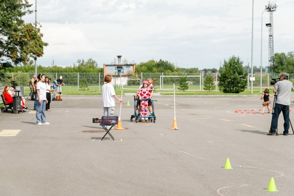 «Особенные спортсмены: в Бийске прошли первые инклюзивные семейные соревнования по роллер-спорту»