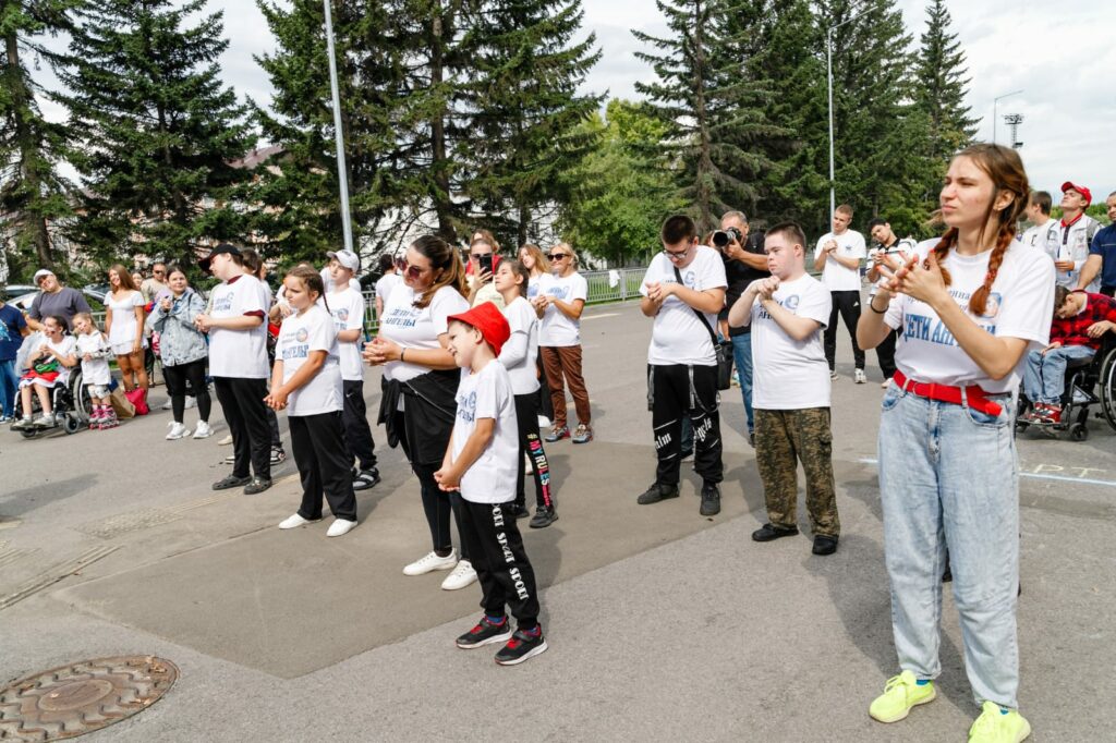 «Особенные спортсмены: в Бийске прошли первые инклюзивные семейные соревнования по роллер-спорту»