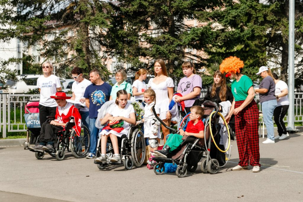«Особенные спортсмены: в Бийске прошли первые инклюзивные семейные соревнования по роллер-спорту»