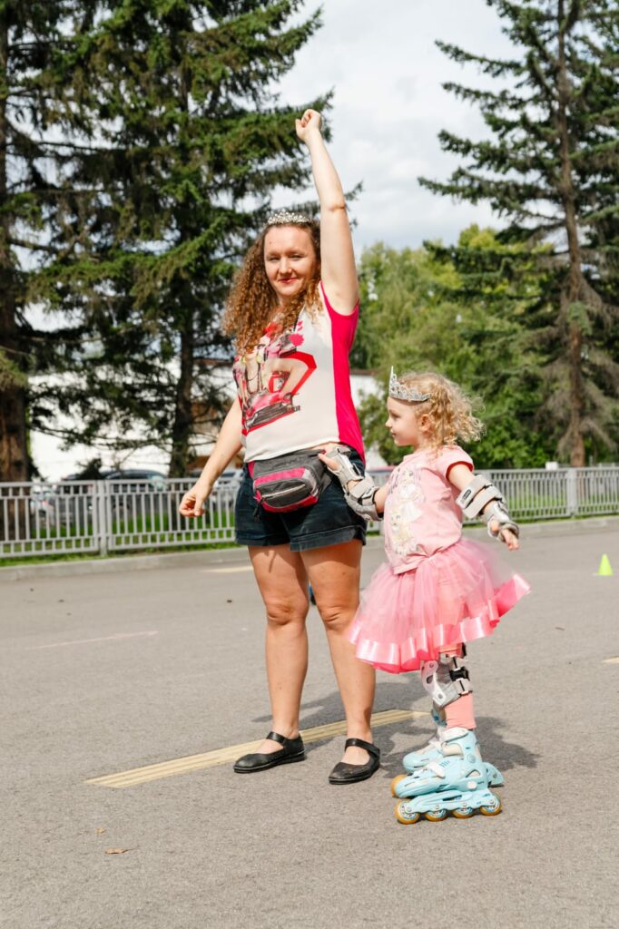 «Особенные спортсмены: в Бийске прошли первые инклюзивные семейные соревнования по роллер-спорту»