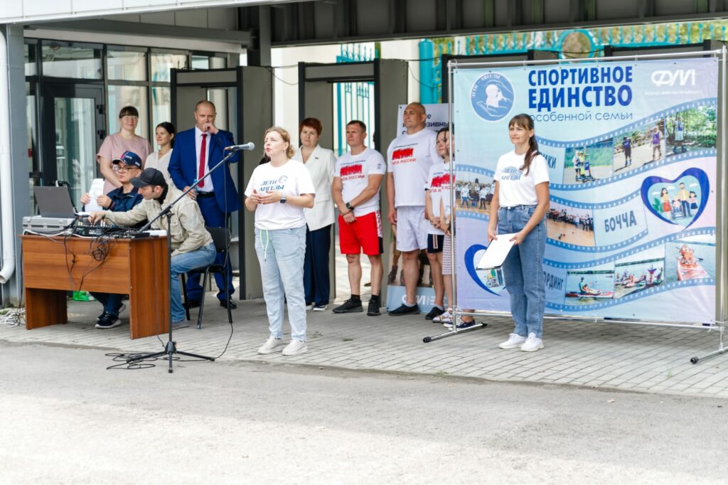 «Особенные спортсмены: в Бийске прошли первые инклюзивные семейные соревнования по роллер-спорту»