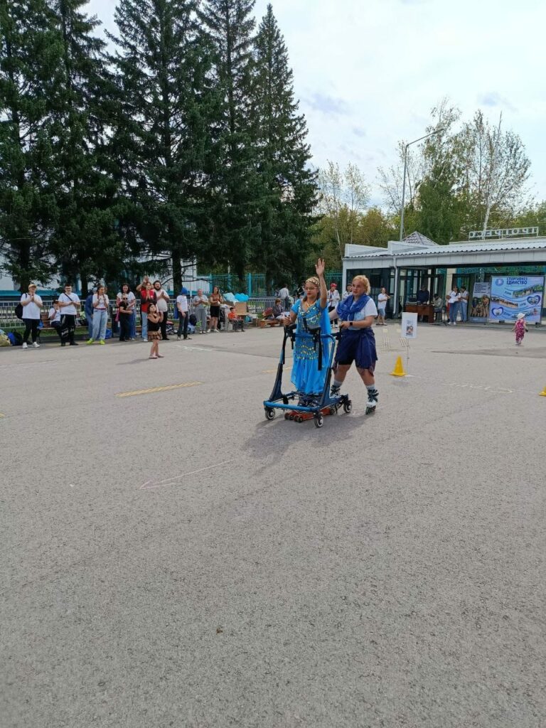 «Особенные спортсмены: в Бийске прошли первые инклюзивные семейные соревнования по роллер-спорту»