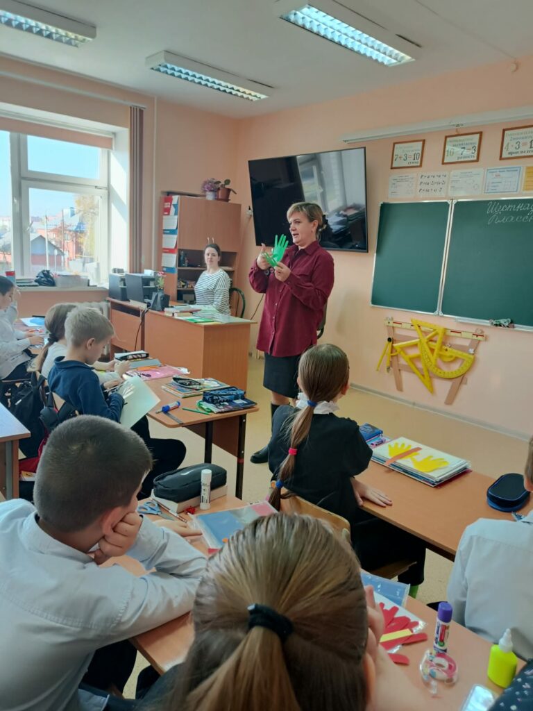 Тепло детских ладошек: в школе №51 прошёл мастер-класс ко Дню отца