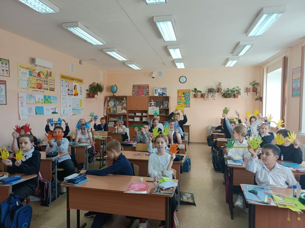 Тепло детских ладошек: в школе №51 прошёл мастер-класс ко Дню отца