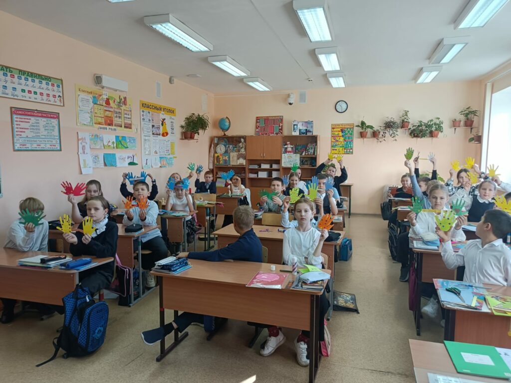 Тепло детских ладошек: в школе №51 прошёл мастер-класс ко Дню отца