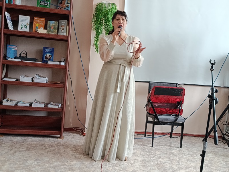 «От чистого сердца»: концерт ко Дню матери прошел в Рубцовской библиотеке для незрячих и слабовидящих