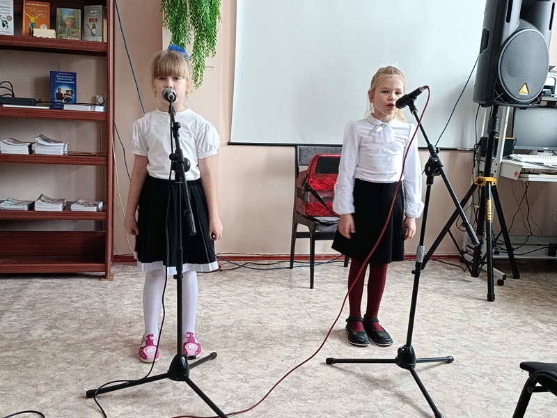 «От чистого сердца»: концерт ко Дню матери прошел в Рубцовской библиотеке для незрячих и слабовидящих