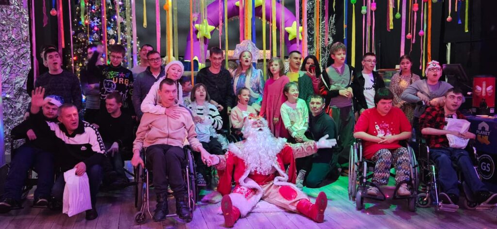 Волшебство инклюзивного праздника: Новый год на «Планета Q» для «Детей — ангелов Барнаула»