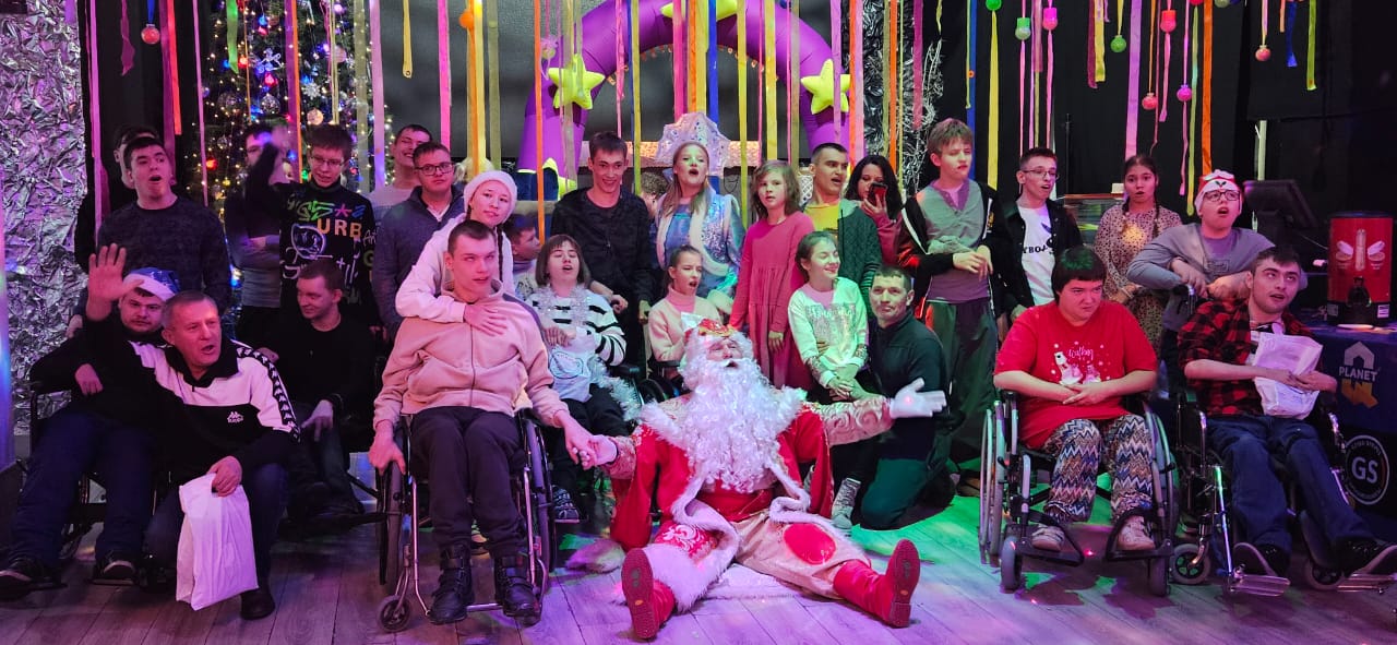 Волшебство инклюзивного праздника: Новый год на «Планета Q» для «Детей — ангелов Барнаула»