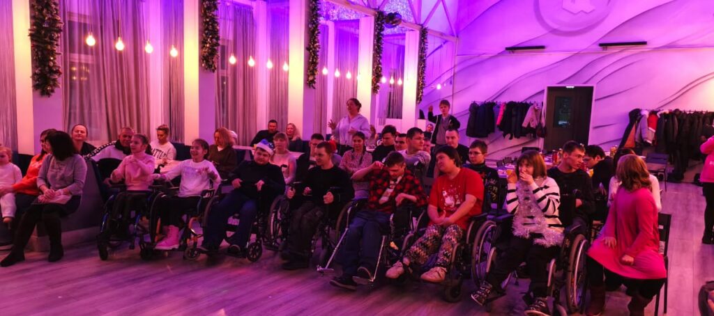 Волшебство инклюзивного праздника: Новый год на «Планета Q» для «Детей — ангелов Барнаула»