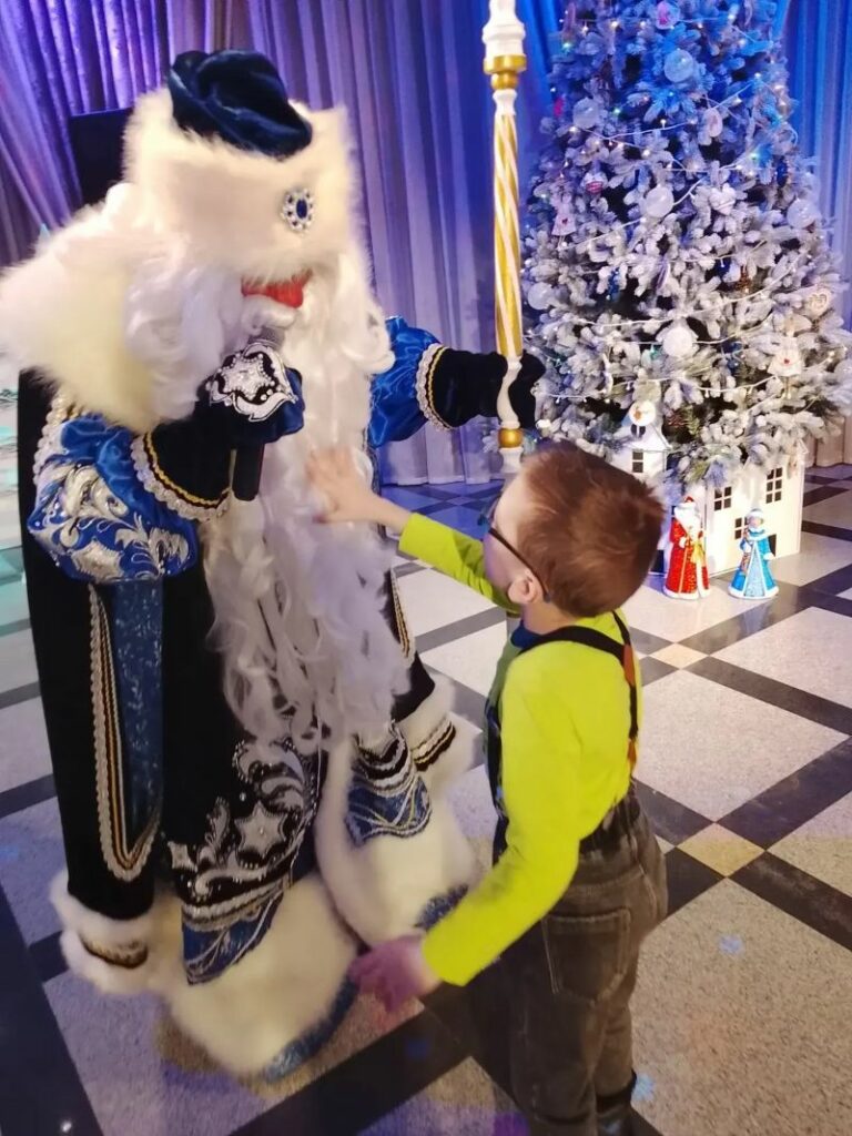 Подопечные АКОО «Белые вершины» посетили новогодний спектакль «Щелкунчик»