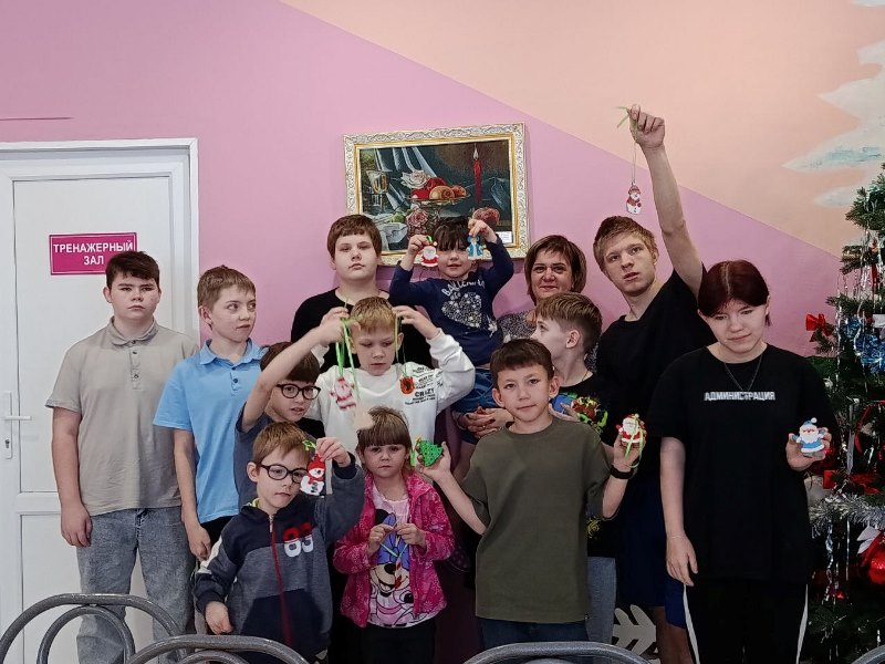 Рождественское чудо своими руками: волшебство творчества в барнаульском центре помощи детям