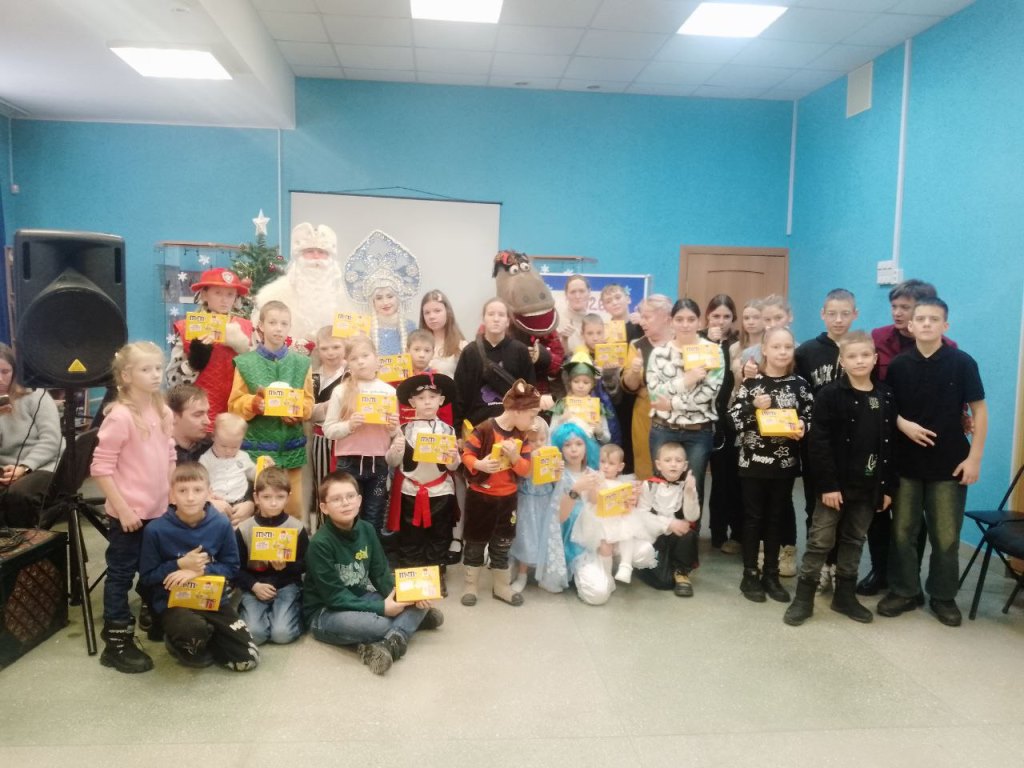 Конь в пальто спешит на праздник: новогоднее волшебство в библиотеке на Исакова