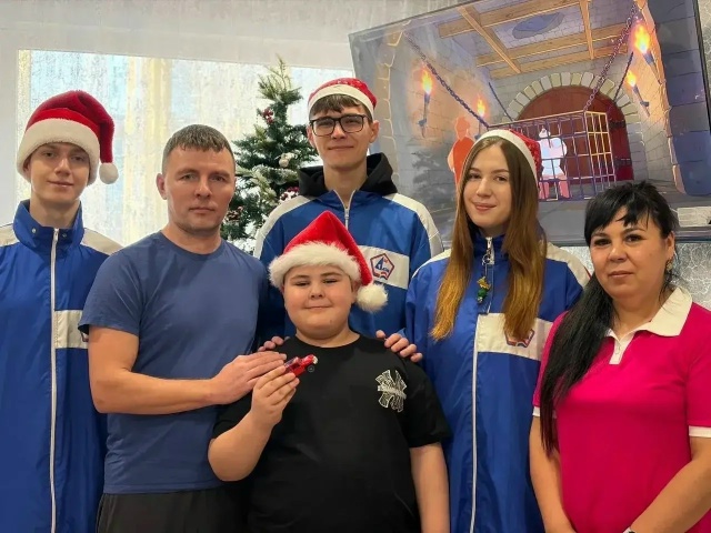 Новогодние волшебники: студенческие отряды Алтая исполнили мечты детей «Белых вершин»