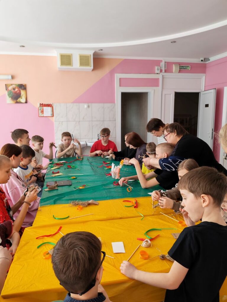 Широкая Масленица в Центре помощи №2: блины, куклы и детская радость