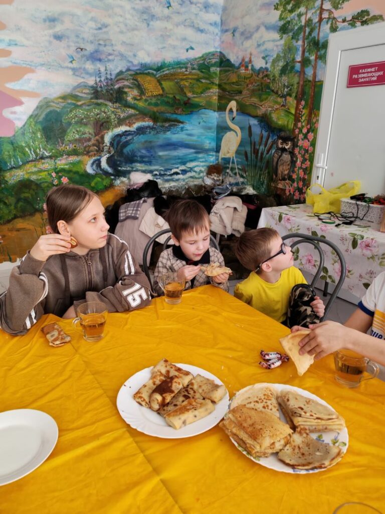 Широкая Масленица в Центре помощи №2: блины, куклы и детская радость