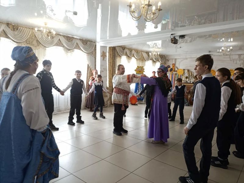 «Русская, старинная, румяная да блинная»: фольклорный праздник в Рубцовске собрал 80 гостей