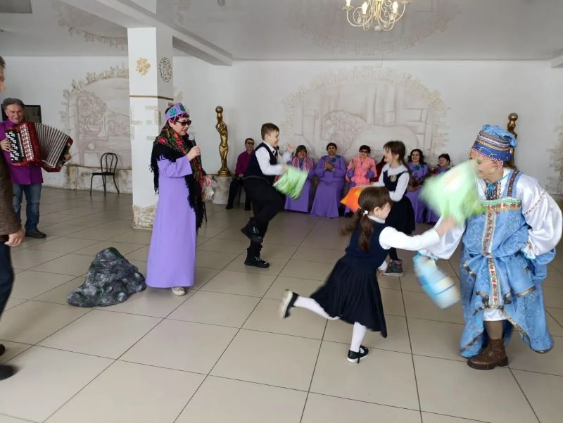 «Русская, старинная, румяная да блинная»: фольклорный праздник в Рубцовске собрал 80 гостей