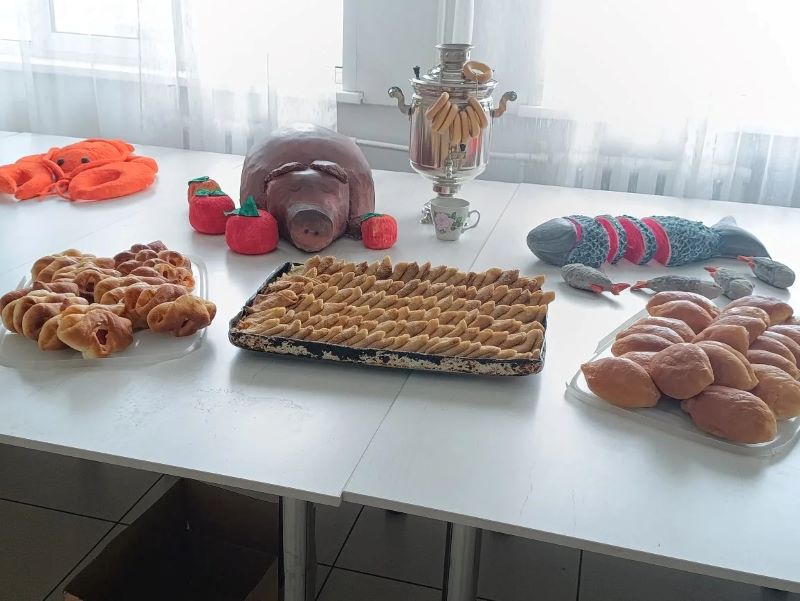 «Русская, старинная, румяная да блинная»: фольклорный праздник в Рубцовске собрал 80 гостей