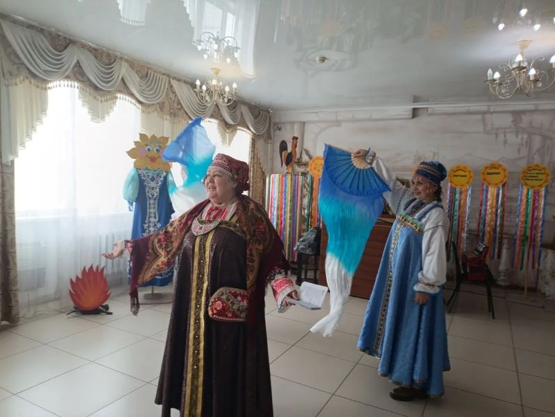 «Русская, старинная, румяная да блинная»: фольклорный праздник в Рубцовске собрал 80 гостей