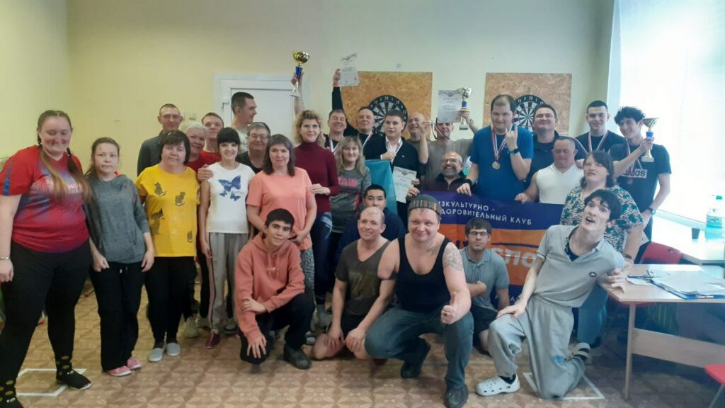 Спорт в память о подвиге: в Барнауле прошли соревнования по напольному кёрлингу и дартсу