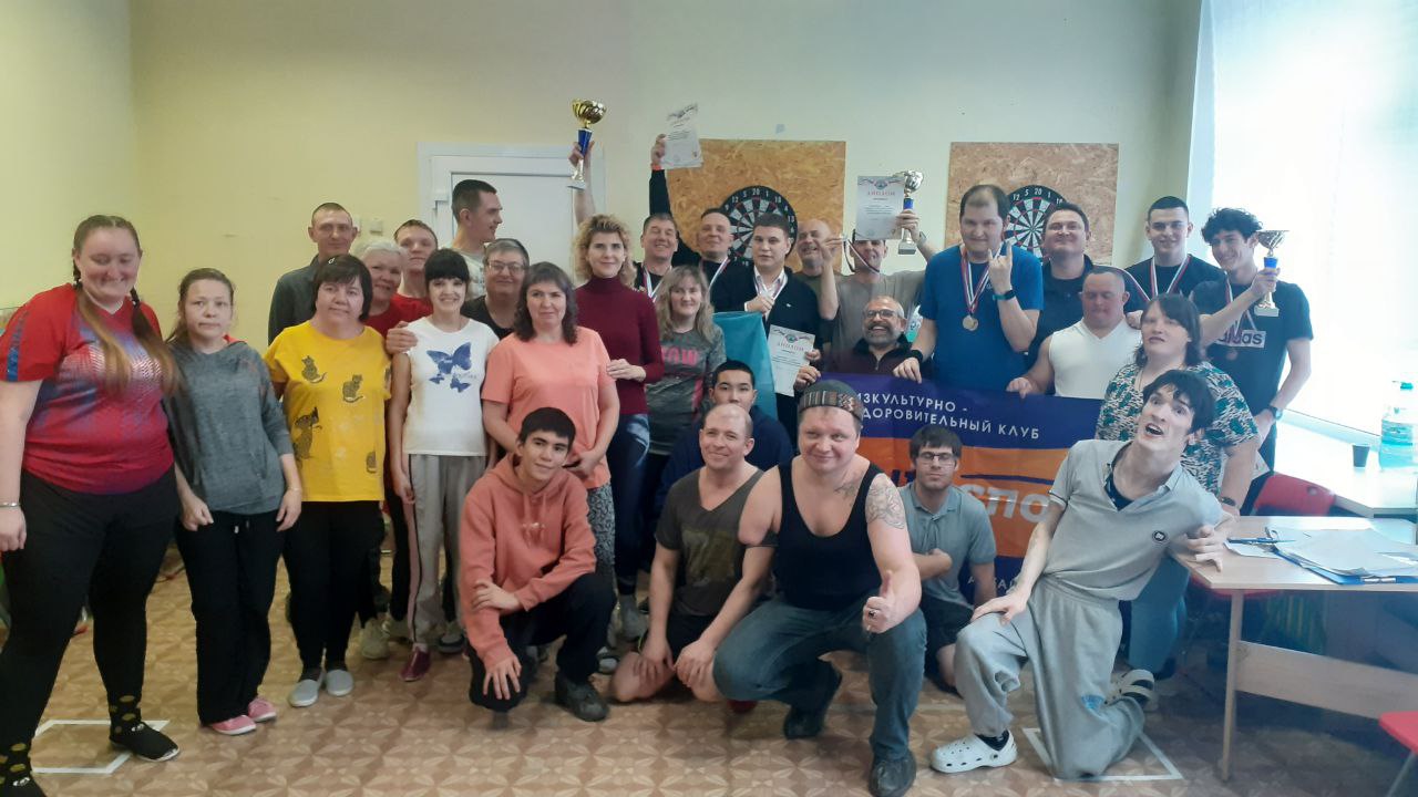 Спорт в память о подвиге: в Барнауле прошли соревнования по напольному кёрлингу и дартсу