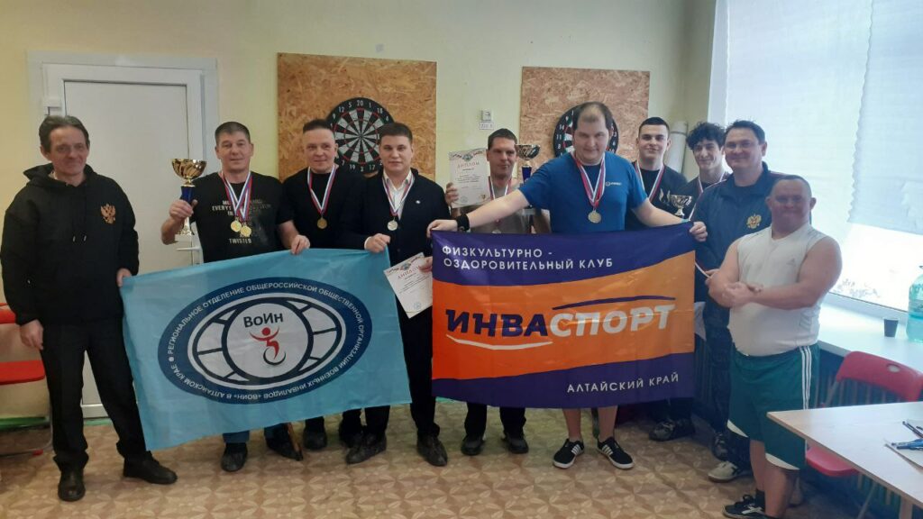 Спорт в память о подвиге: в Барнауле прошли соревнования по напольному кёрлингу и дартсу