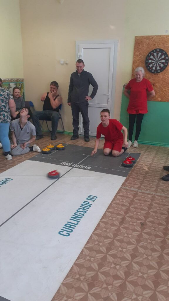 Спорт в память о подвиге: в Барнауле прошли соревнования по напольному кёрлингу и дартсу