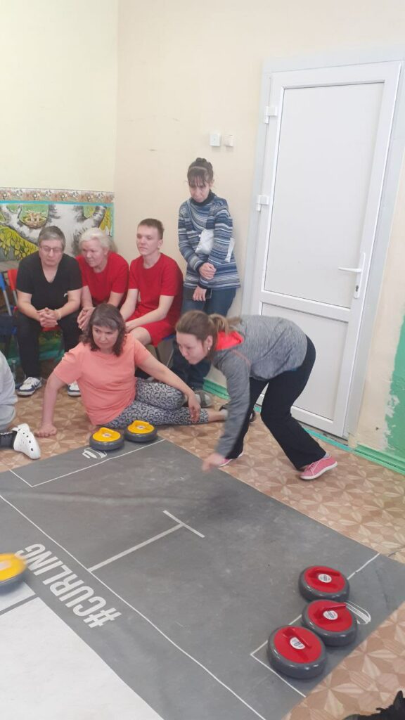 Спорт в память о подвиге: в Барнауле прошли соревнования по напольному кёрлингу и дартсу