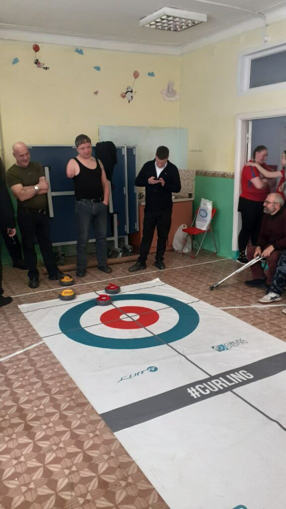 Спорт в память о подвиге: в Барнауле прошли соревнования по напольному кёрлингу и дартсу