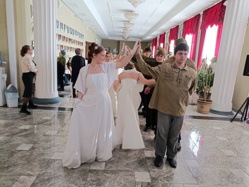 «Время выбрало нас»: члены рубцовской организации ВОС приняли участие в благотворительном бале памяти погибших героев СВО