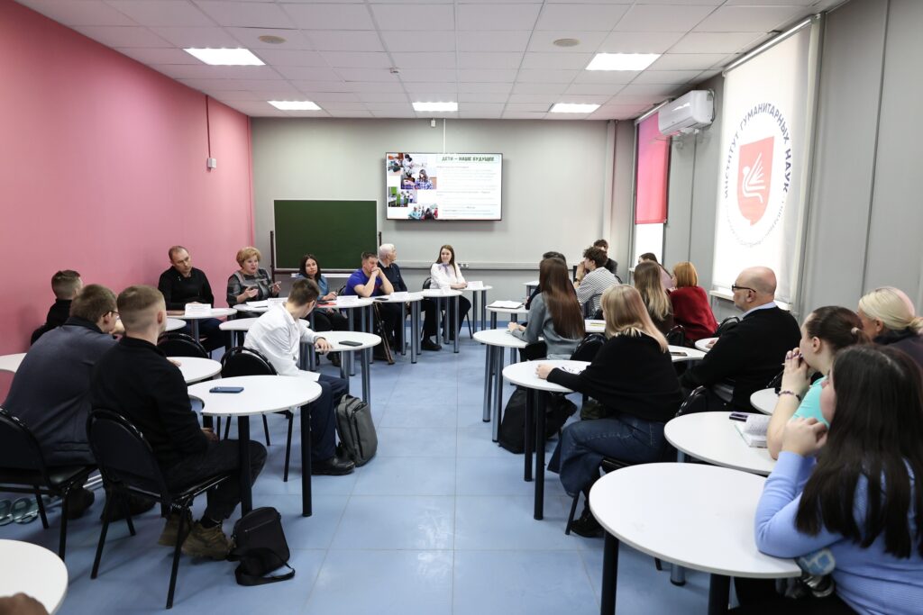 В АлтГУ обсудили трудовую занятость людей с инвалидностью: меры поддержки, проекты НКО и реальные практики трудоустройства Модераторами дискуссии выступили председатель Комиссии по вопросам социальной политики и социального партнерства Иван Панов и заместитель Комиссии по демографии, защиты семьи, традиционных семейных ценностей и доступной среде Елизавета Мясникова. Елизавета Мясникова, член ОП АК, директор АКОО «Белые вершины»: «Трудоустройство людей с инвалидностью – одна из приоритетных задач государства. Главная задача сегодняшнего мероприятия – объединить усилия всех организаций, которые занимаются этим направлением, показать диапазон мер поддержки, обозначить актуальные вопросы и проанализировать, как в крае реализуется закон о квотировании рабочих мест». Среди ключевых проблем эксперты назвали низкую информированность как соискателей с ОВЗ, так и работодателей о существующих мерах поддержки, а также невыполнение организациями квоты приёма на работу инвалидов. По данным доцента кафедры социальной и молодежной политики АлтГУ Татьяны Сиротиной, на 1 января 2025 года в Алтайском крае проживает около 64 тысяч людей с ОВЗ, имеющих возможность работать, из них трудятся порядка 16 тысяч. Ольга Терентьева, директор АНО «Ресурсный центр Алтайского краевого союза общественных организаций инвалидов»: «Низкая осведомленность о современных льготах – реальная проблема, которая ограничивает действия людей с ОВЗ по поиску работы, особенно в сельской местности. Многие не знают, что сейчас работающий инвалид сохраняет все льготы, и это же касается родителей, чей ребенок с ОВЗ трудоустроился». Презентацию Ольги Васильевны можно посмотреть по ссылке. Заместитель начальника Управления Алтайского края по труду и занятости населения Елена Чувашова отметила, что люди с инвалидностью являются кадровым резервом региона. Квота для предприятий с численностью более 100 человек составляет 4%, на сегодня она выполнена почти на 80%. Начальник отдела организации социального страхования Отделения СФР по Алтайскому краю Екатерина Степанова добавила: «Чем больше людей будут знать о возможностях, тем чаще работодатели будут готовы создавать рабочие места. В 2025 году мы выплатили субсидии на эти цели на сумму порядка 1,5 миллиона рублей». Участники сошлись во мнении, что некоммерческий сектор становится полноценным партнёром в процессе трудоустройства людей с инвалидностью. Выработанные по итогам заседания рекомендации будут направлены в профильные исполнительные органы края.