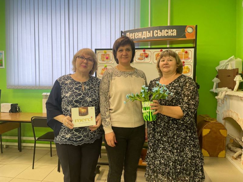 Нежные незабудки в подарок: весенний мастер-класс прошел в библиотеке №32