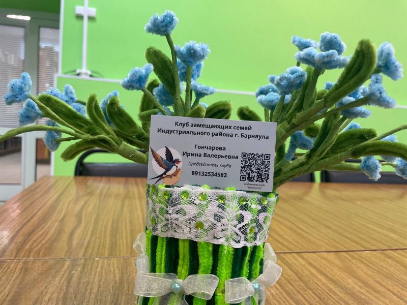Нежные незабудки в подарок: весенний мастер-класс прошел в библиотеке №32